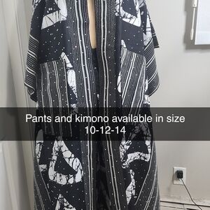 Black & White Geometric Wide-Leg Pants - Women